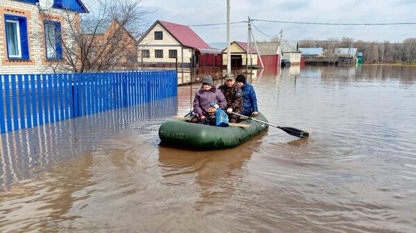 Оренбургские казаки помогают справиться с последствиями паводков