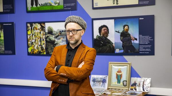 Основатель творческого направления Digital-art Вячеслав Лещев на фоне своих картин