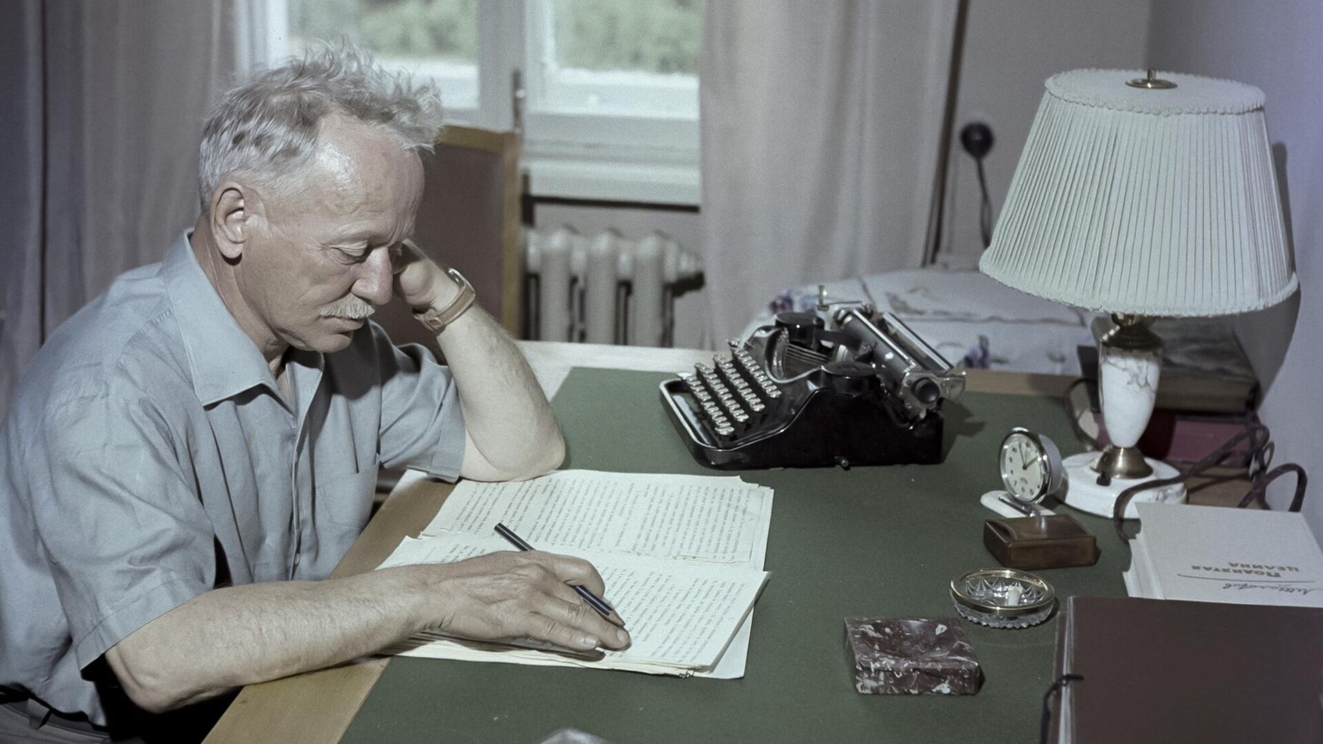 Писатель Михаил Александрович Шолохов в своем рабочем кабинете - РИА Новости, 1920, 23.12.2022