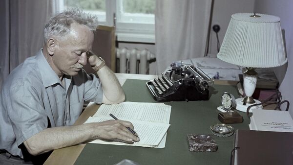 Писатель Михаил Александрович Шолохов в своем рабочем кабинете