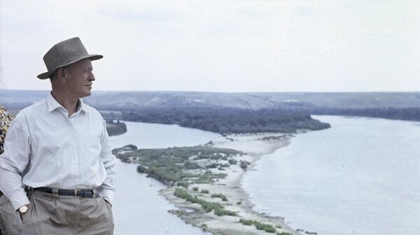 Писатель Михаил Александрович Шолохов на берегу Дона