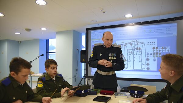 Александр Мещеряков проводит урок по истории 3-й Чкаловской авиационной школы пилотов, которая во время войны находилась в Черном Отроге