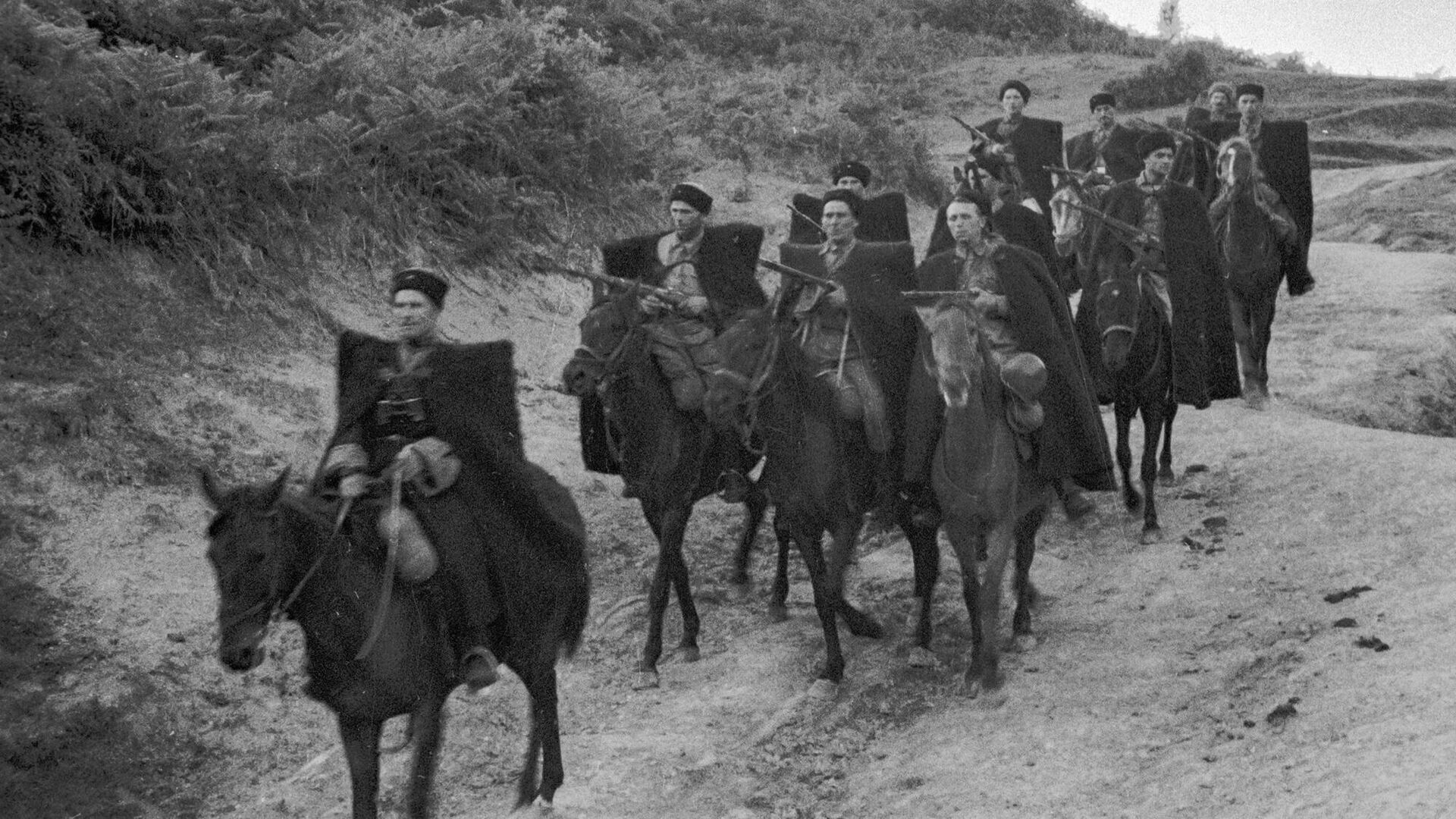 Казаки из 4-го гвардейского кавалерийского корпуса во время Второй мировой войны - РИА Новости, 1920, 29.12.2022