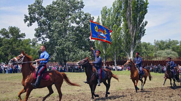 Участники конного перехода казаков юга России Волгоград - Севастополь во время выступлений по джигитовке в Симферополе