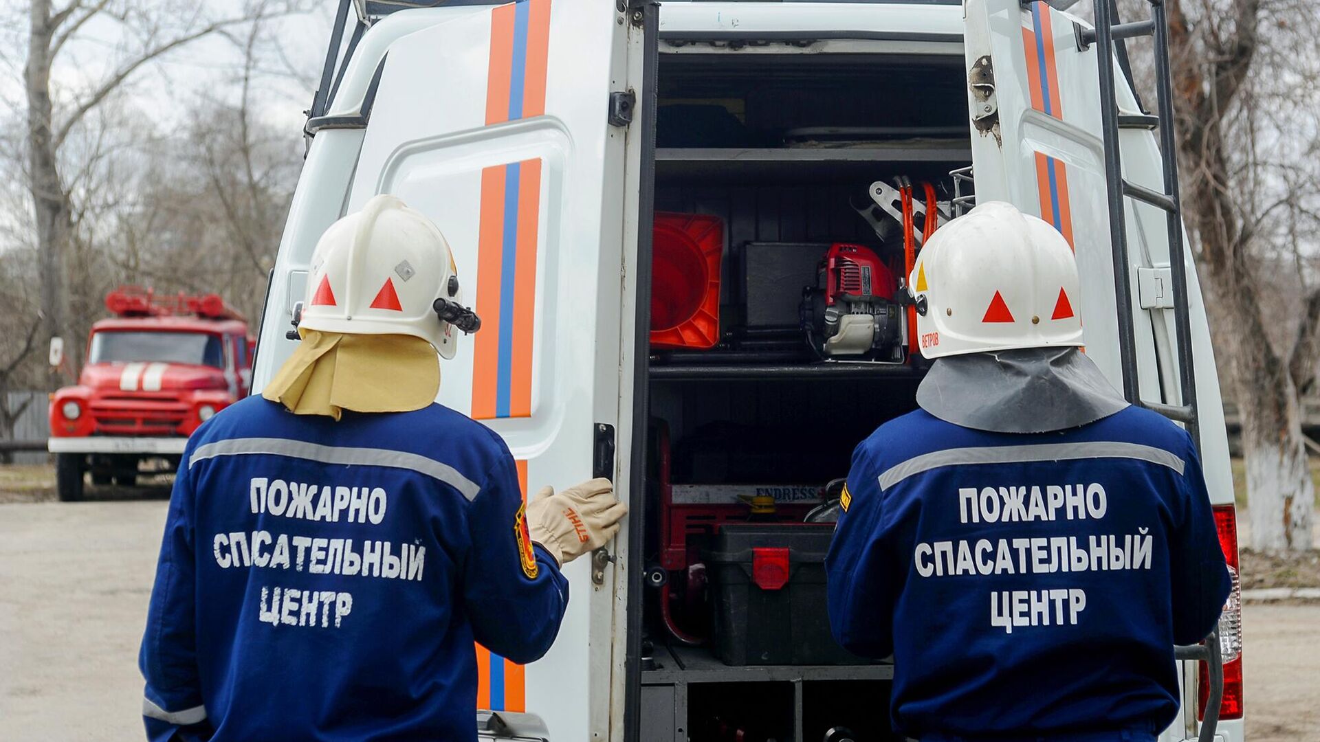 Сотрудники пожарно - спасательного центра около аварийно - спасательного автомобиля - РИА Новости, 1920, 09.02.2023