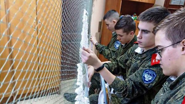 Воспитанники казачьих кадетских корпусов плетут маскировочные сети 