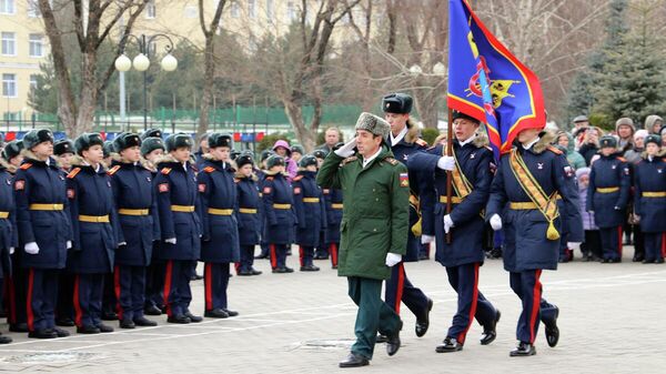 Воспитанники казачьего кадетского корпуса на торжественном построении