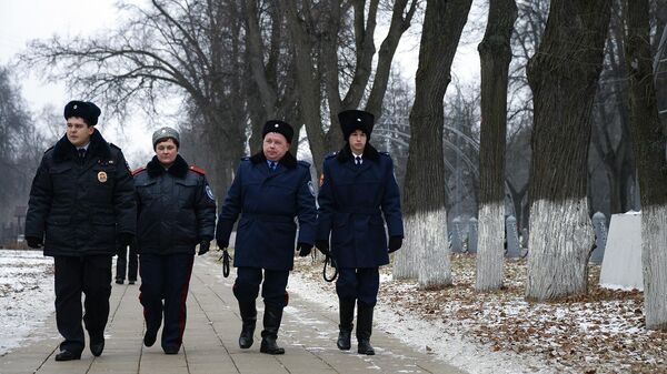 Казачий патруль совершает обход во время дежурства в московском парке Кузьминки