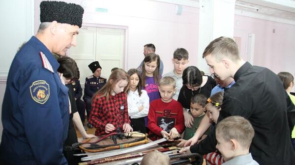 Представители Алтайского войскового казачьего округа на встрече с воспитанниками Барнаульского центра помощи детям № 4