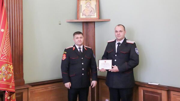 Атаман Кубанского казачьего войска Александр Власов вручает награды казакам