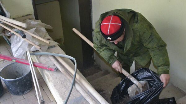 Кубанский казак на ремонтных работах
