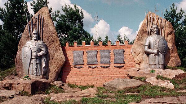 Памятная стела неподалеку от села Судбищи в Орловской области