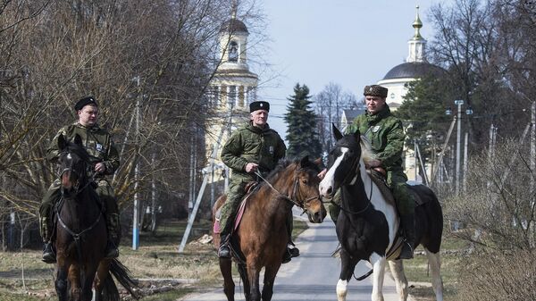 Члены станичного казачьего общества патрулируют улицы в Московской области
