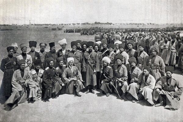 Николай II среди офицеров-пластунов, 1915 год 