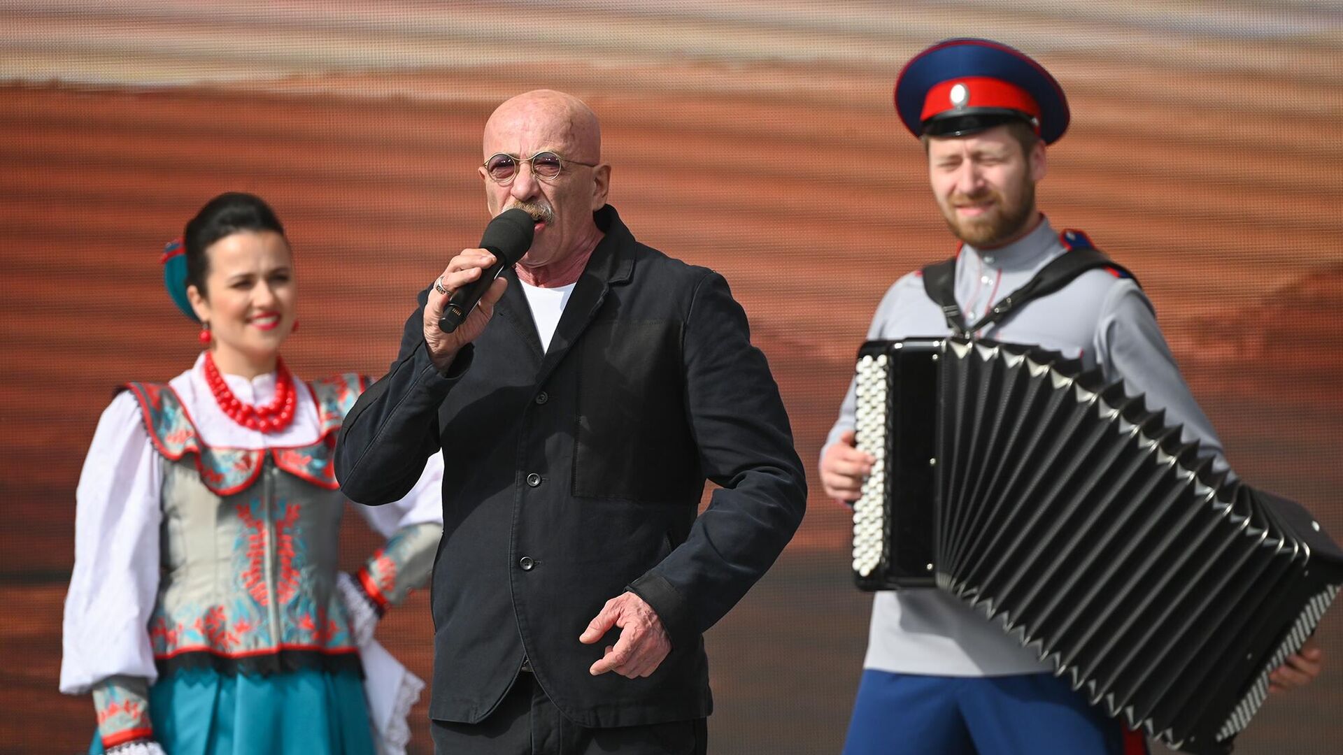 Певец Александр Розенбаум (в центре) выступает на праздничном концерте - РИА Новости, 1920, 10.05.2023