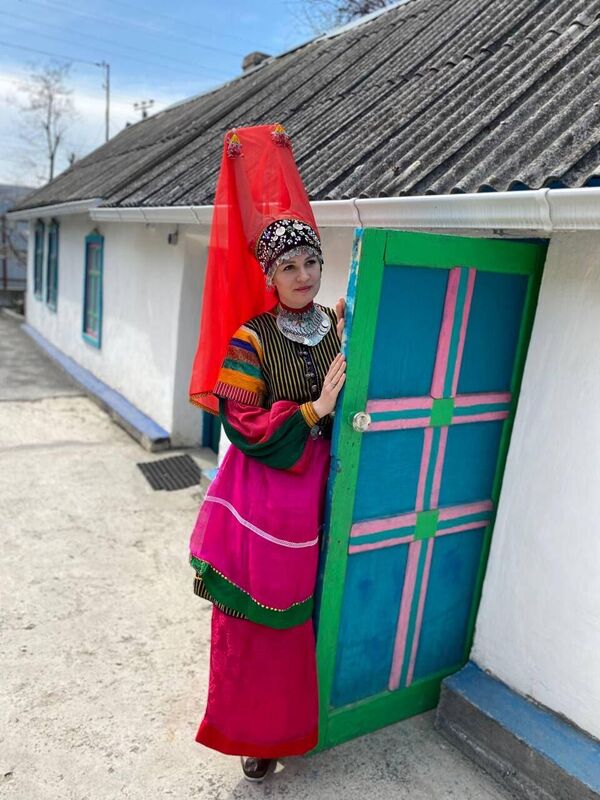 Девушка в традиционном наряде казаков-некрасовцев
