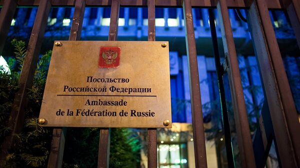 Вывеска посольства России во Франции