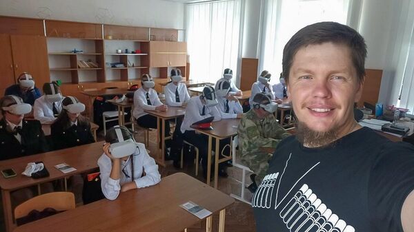 Руководитель молодежной казачьей организации Терского казачьего войска Терцы Игорь Кочубеев в классе