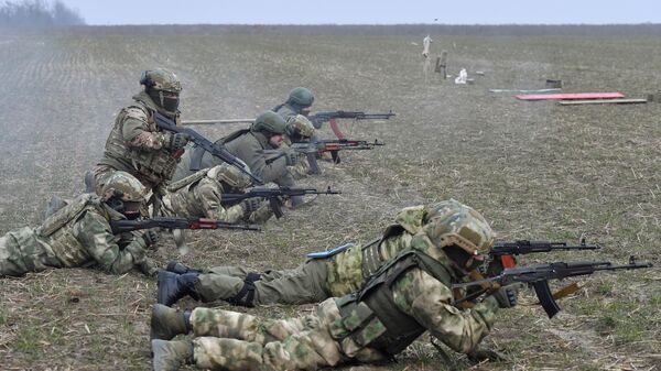 Подготовка бойцов одного из добровольческих батальонов на полигоне в Запорожской области