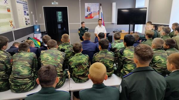 Участники лагерной смены Казачья застава на встрече с атаманом Первого отдела ОКВ