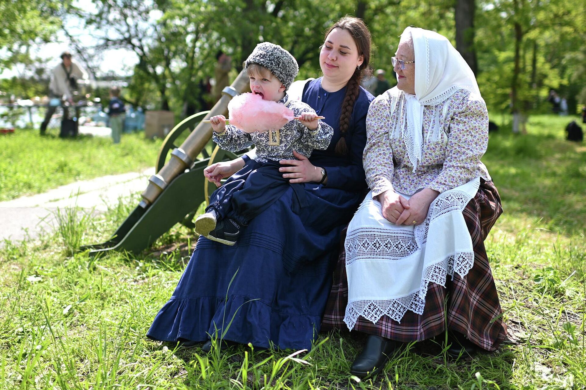 Семья на фестивале воинской обрядовой культуры  - РИА Новости, 1920, 28.07.2023
