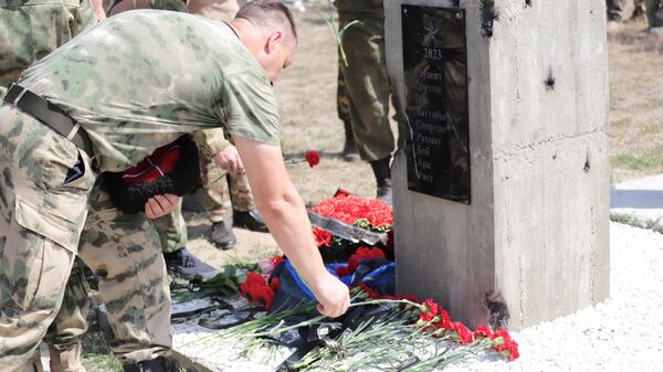Церемония возложения цветов к монументу, посвященному погибшим представителям отряда Кубань (БАРС-16), которые выполняли свой боевой долг в зоне СВО.