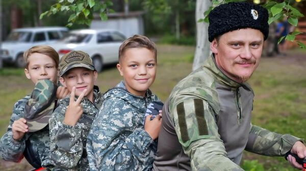 Андрей Дорогобид с воспитанниками центра военно-патриотического воспитания Ладья
