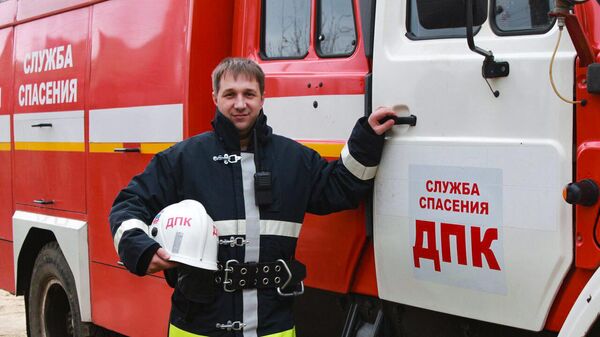 Андрей Пожидаев, начальник пожарно-спасательной службы Волжского войскового казачьего общества у машины
