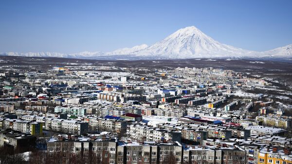 Вид на Петропавловск-Камчатский и Кореякский вулкан