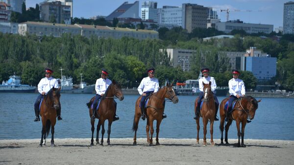 Казаки на лошадях на берегу реки в Ростове-на-Дону
