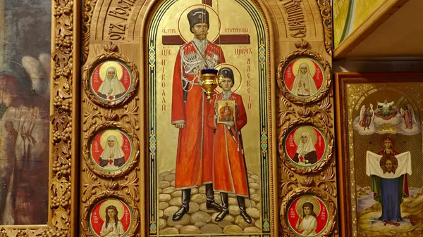 Икона Святых царственных страстотерпцев государя Николая II и цесаревича Алексея  