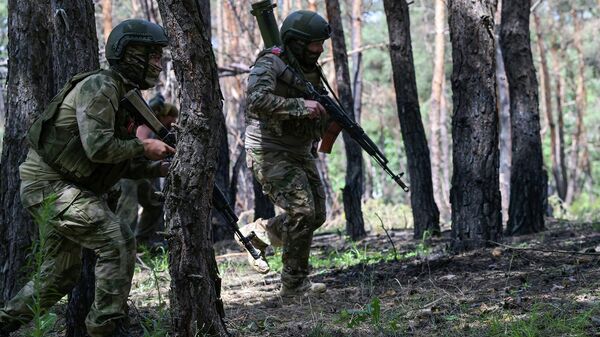 Военнослужащие вооруженных сил РФ уходят на выполнение боевой задачи на Краснолиманском направлении специальной военной операции