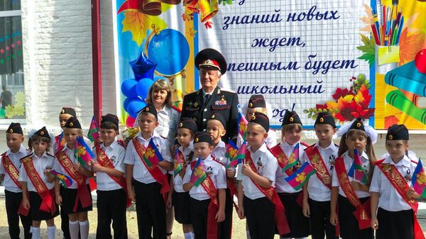Николай Долуда с юными казачатами в День знаний