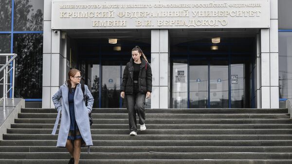 Девушки возле Крымского федерального университета имени В. И. Вернадского в Симферополе