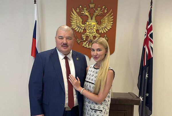 Семен Бойков с женой на территории Российского консульства в Австралии