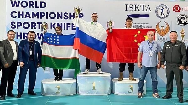 Казак Александр Тырин (в центре)  — абсолютный чемпион мира по спортивному метанию ножа