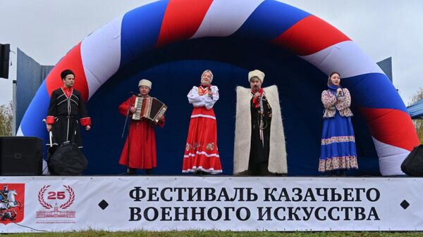 Участники фестиваля казачьего военного искусства в Москве