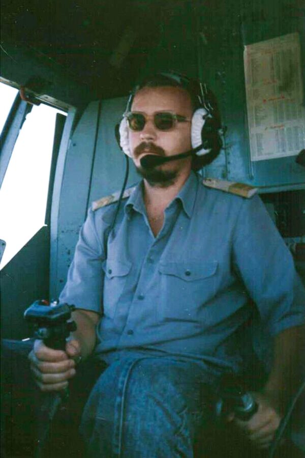 Игорь Ждаркин во время командировки в Мозамбик в качестве старшего авиационного переводчика в 93-м отдельном вертолётном отряде специального назначения