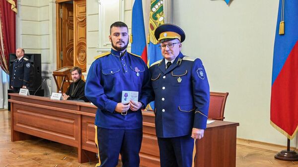Атаман Дмитрий Заплавнов награждает казака медалью Участник специальной военной операции