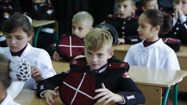 Ученики казачьего класса в школе 