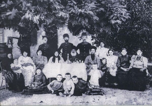 Атаман Роговского куреня Семен Гавро в окружении родных и близких. 1916 год