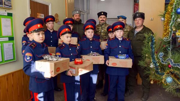 Кадеты Старобельского казачьего кадетского корпуса с бойцами отряда Енисей