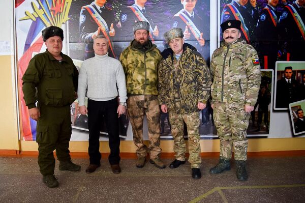 Бойцы отряда Енисей с директором Старобельского казачьего кадетского корпуса