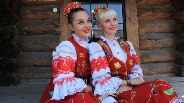 Солистки ансамбля Сибирские казаки на фестивале Братина, музей Тальцы в Иркутской области