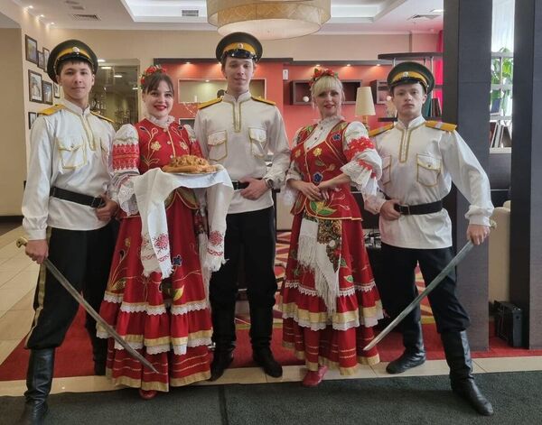 Встреча иностранной делегации ансамблем Сибирские казаки культурного казачьего центра Иркутские казаки