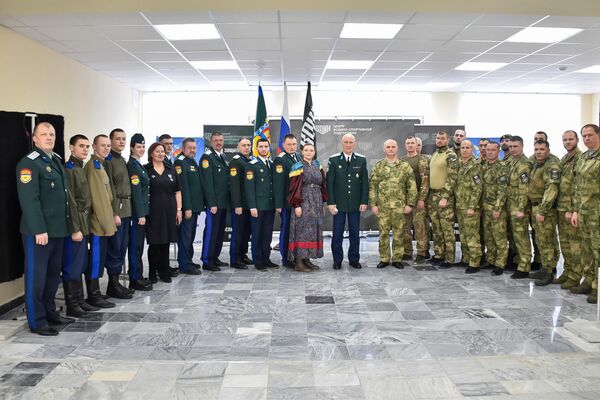 Участники церемонии подписания соглашения о сотрудничестве между Оренбургским казачьим войском и центром Воин