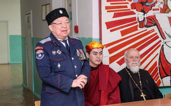 Эрдни Манжиков (слева) во время классного часа О самом главном в Хулхутинской средней школе