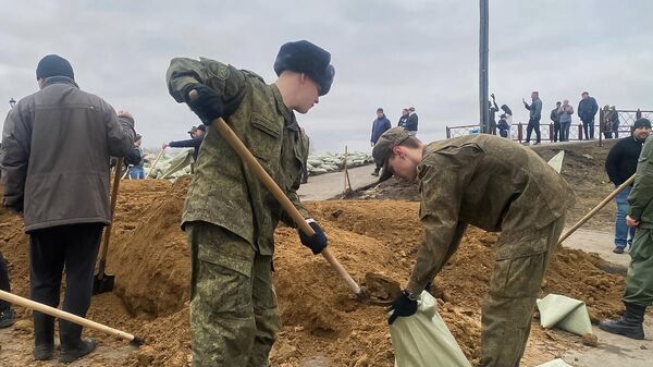 Казаки-добровольцы Тоболо-Исетского отдела ОВКО участвуют в работах по укреплению дамбы в Кургане