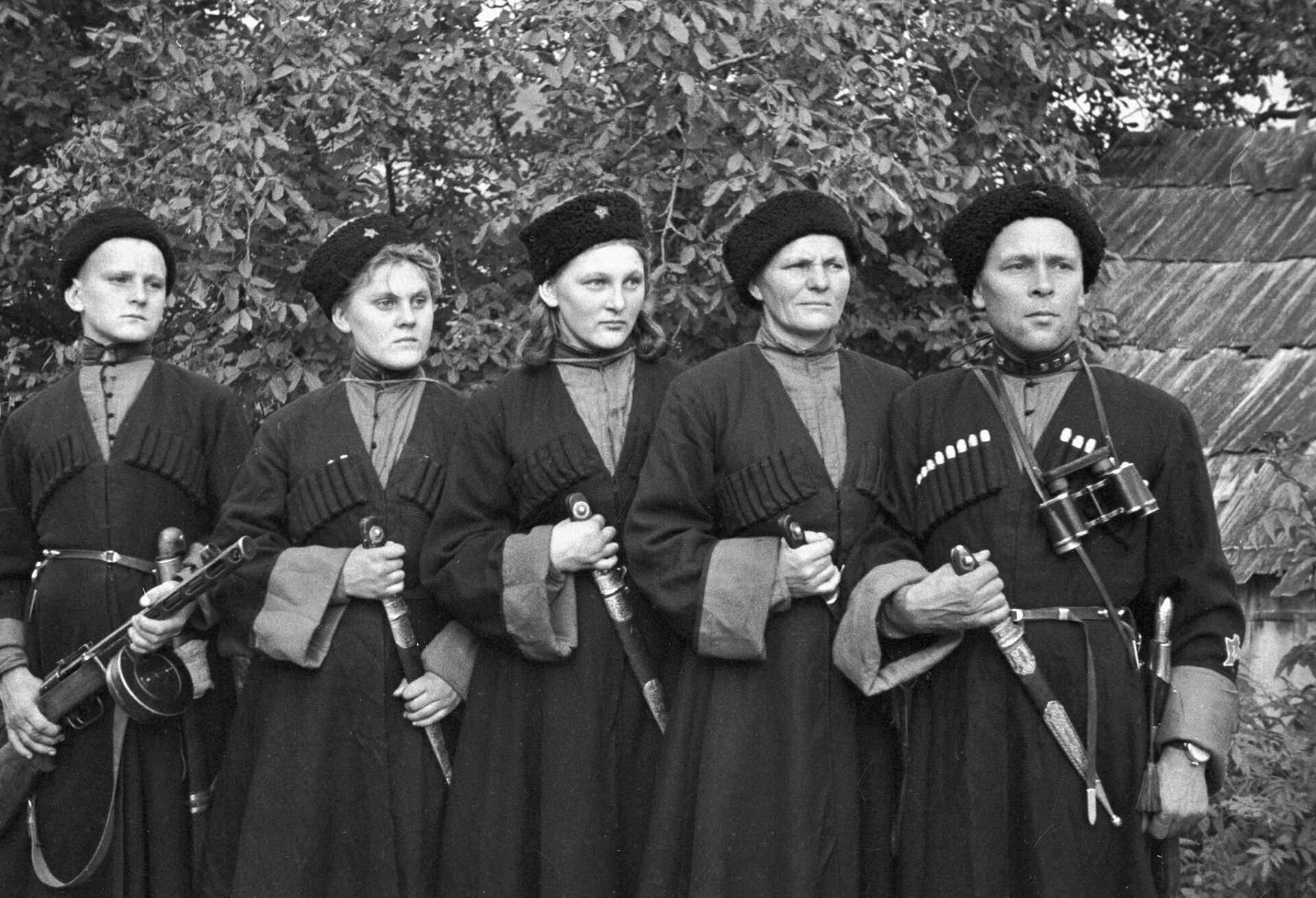 Семья Гордея Зубенко, добровольно вступившая в казачий полк - РИА Новости, 1920, 24.05.2024