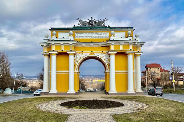 Триумфальная арка в честь победы России над Наполеоном в войне 1812 года в Новочеркасске